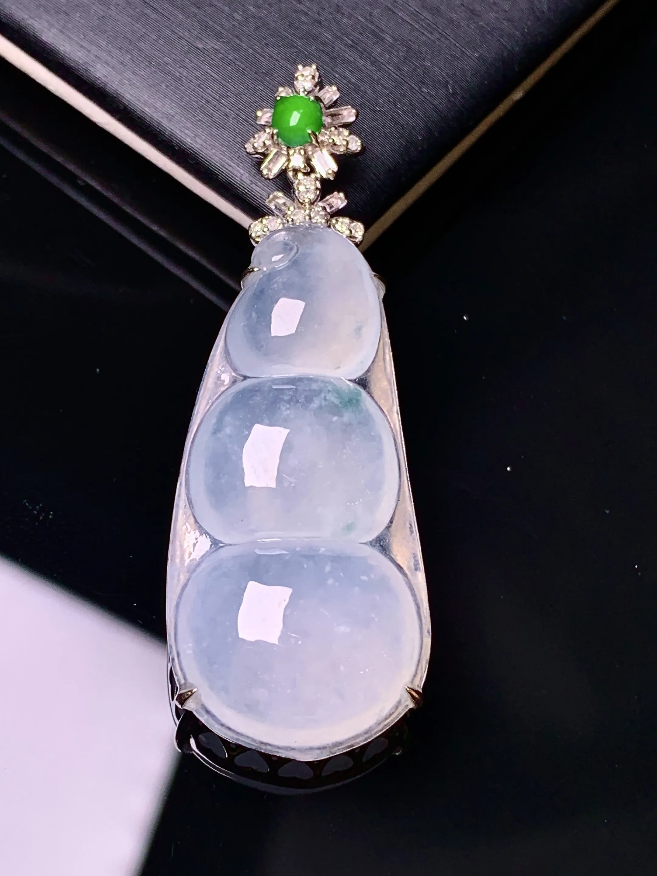 18k金钻镶嵌冰种四季豆吊坠 玉质细腻 色泽艳丽清新 整体尺寸46*16.3*8.3