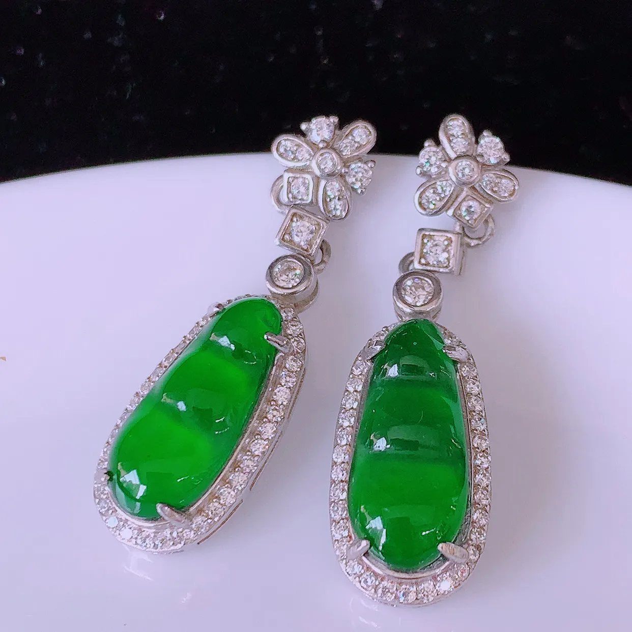 冰透满绿翡翠925银镶嵌福豆耳坠，自然光实拍，翠色灵动，颜色漂亮，种老水足，品相佳，佩戴佳品！#97