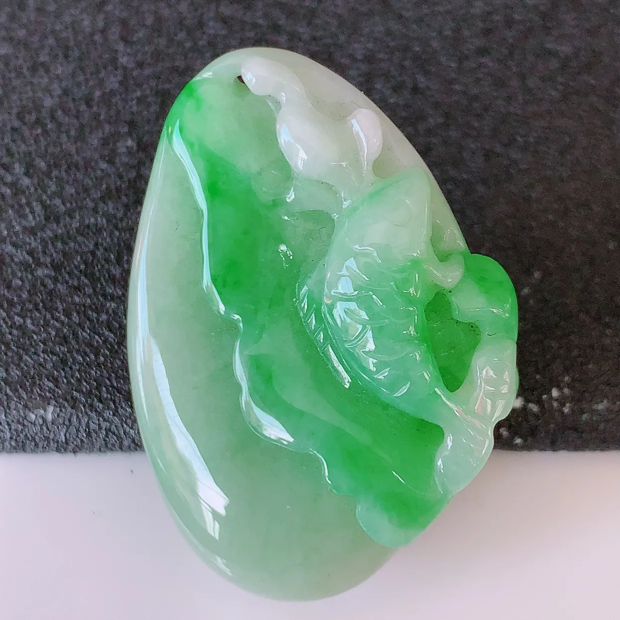 自然光实拍，冰润飘绿翡翠荷叶鱼、和和美美玉坠，财源广进，自然隐逸、荷本是素不着尘之物，有和美之寓意。#87.27