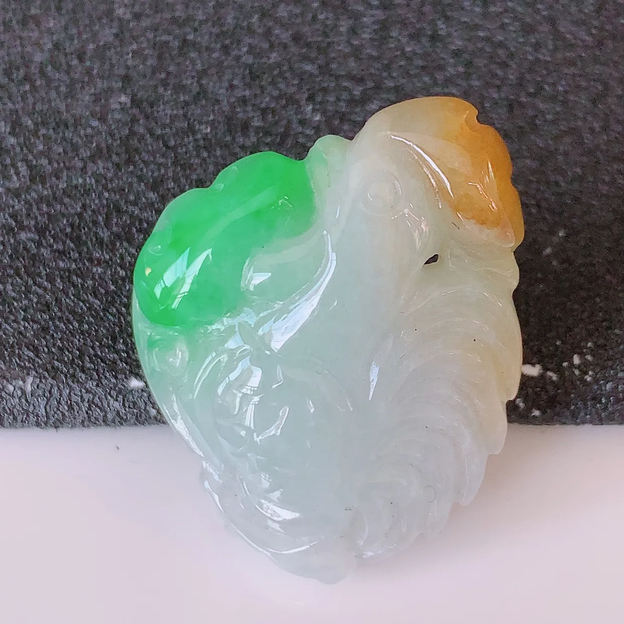 自然光实拍，冰润黄加绿翡翠生肖鸡吊坠，种老水足，雕工精湛 ，寓意美好，佩戴时尚出众！#87.27