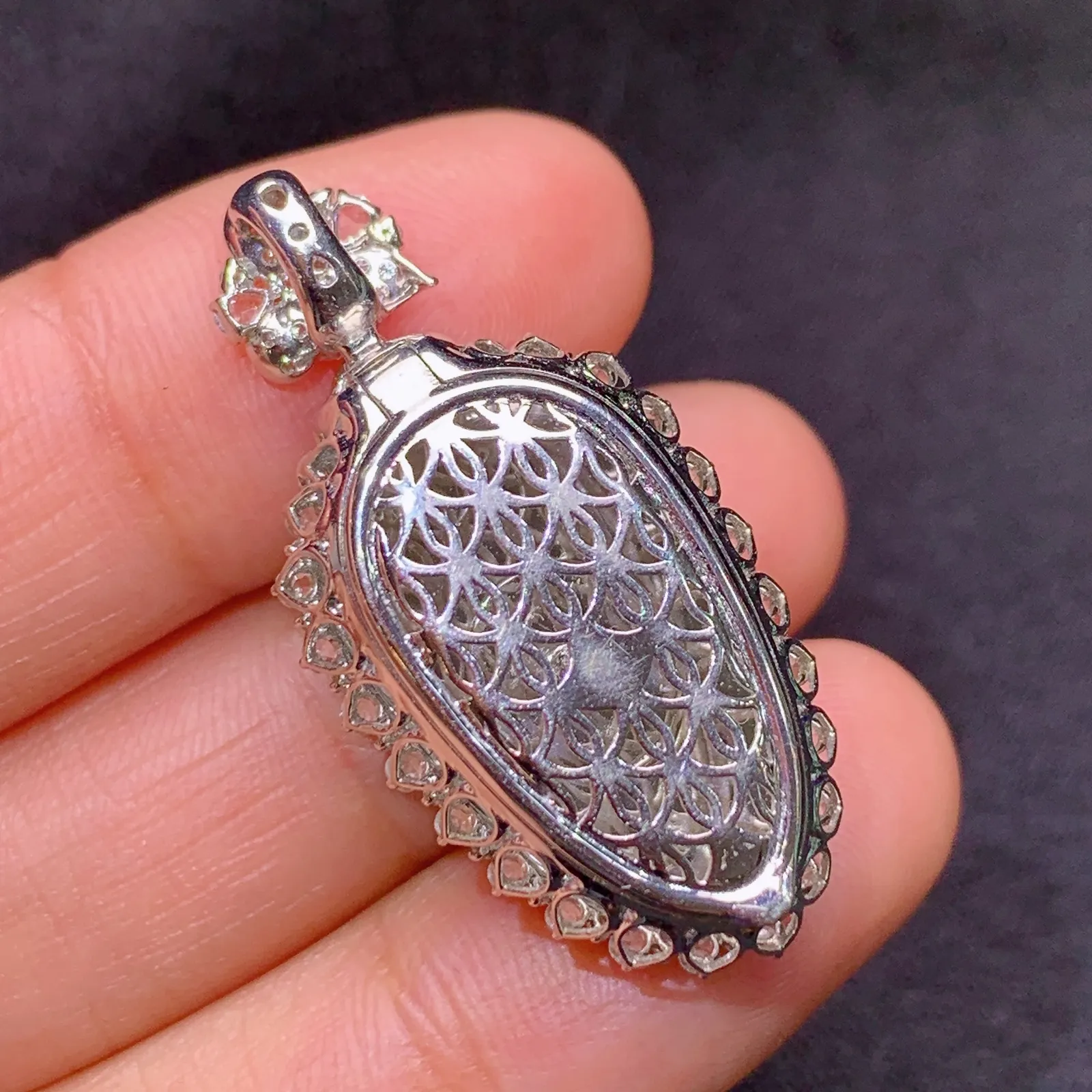 冰阳绿树叶吊坠，18k金镶嵌，色泽鲜阳，冰润细腻，种水足 尺寸34.2*16.5*10.9