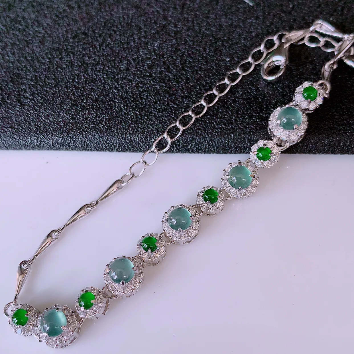 冰透满绿翡翠925银镶嵌手链，自然光实拍，翠色灵动，颜色漂亮，种老水足，品相佳，佩戴佳品！#97.27取一整体6.5*6.5*6裸裸3.5*3.5