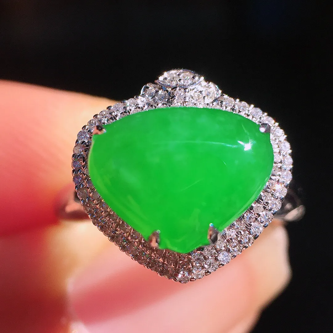 阳绿️戒指，色泽均匀艳丽，玉质细腻，荧光感超
强，饱满圆润，尽显优雅气质，18k
金豪华镶嵌