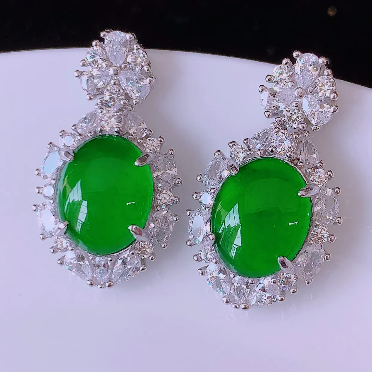 冰透满绿翡翠925银镶嵌耳坠，自然光实拍，翠色灵动，颜色漂亮，种老水足，品相佳，佩戴佳品！#97.2