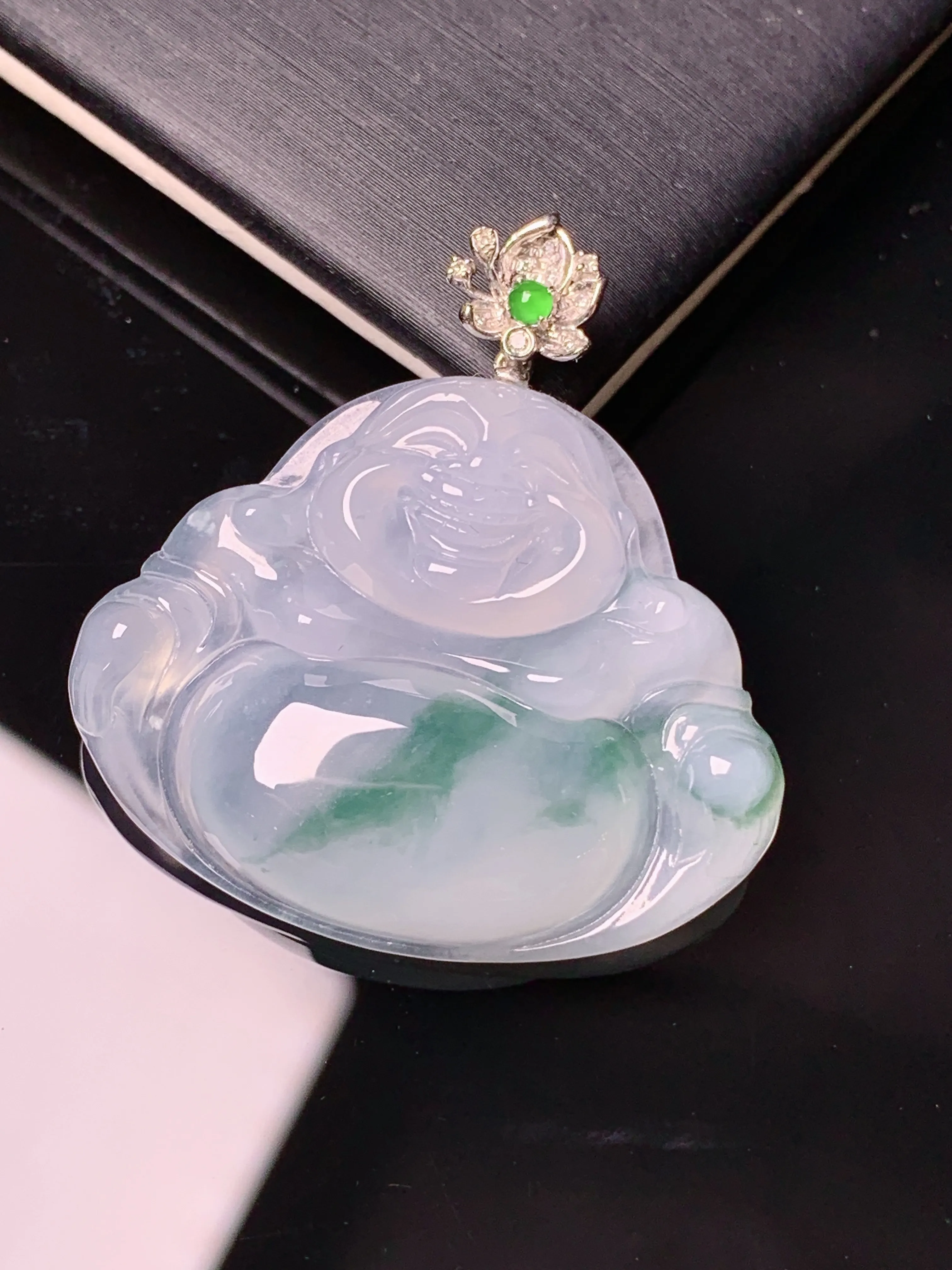 18k金钻镶嵌飘绿佛公吊坠 玉质细腻 色泽艳丽清新 整体尺寸35.2*33.2*6.2