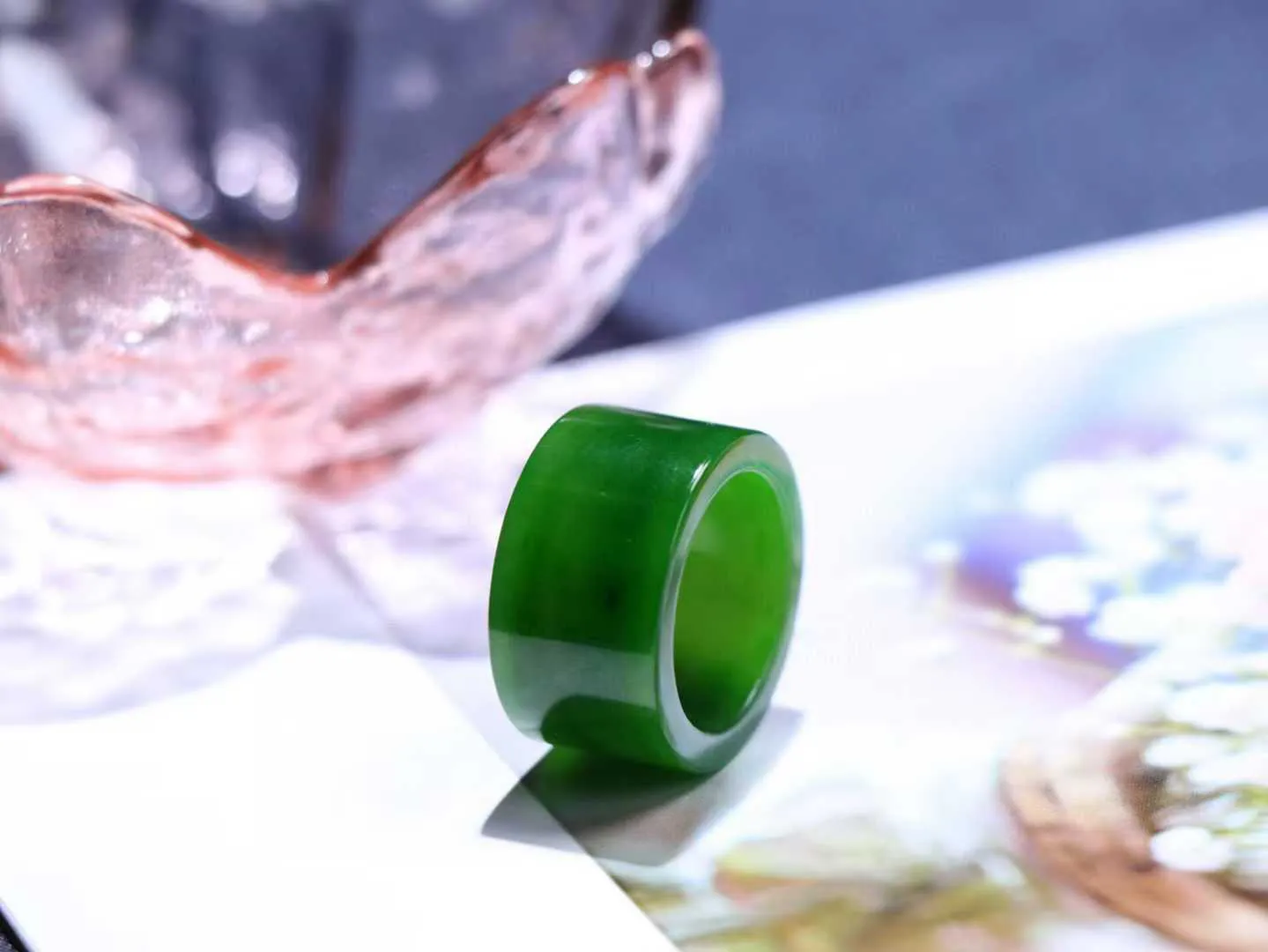 （古韵.扳指）

精品和田玉碧玉扳指 指环 戒圈。七号矿老料 纯正菠菜绿，直切工艺，款式精美，玉质细腻温润，油润感十足， 整器古韵生辉。优雅高贵。运筹帷幄于掌中，决胜于千里之外。

重7.4克   圈口18.3mm 尺寸12.7-3mm FS8242041278O