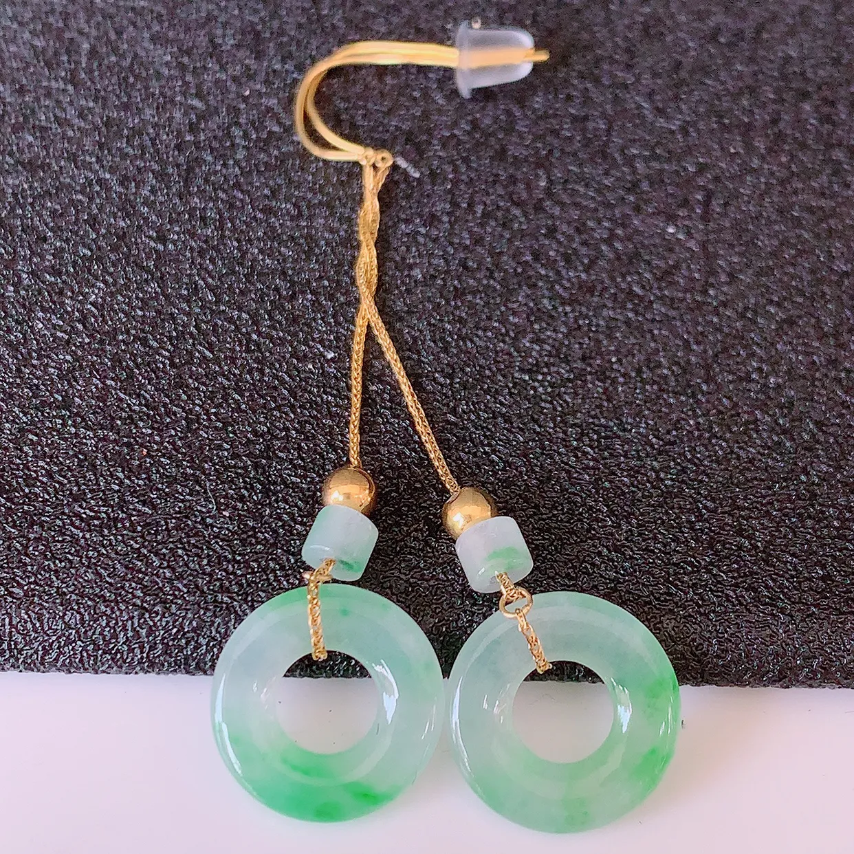 18k金镶嵌冰种飘绿翡翠平安扣耳坠，沁人心脾，耳坠佩戴效果大气出众，尽显气质。种水好，胶感足，颜相当漂亮，高性价比，值得入手品鉴！#41.27整体47裸裸11.8*2.5