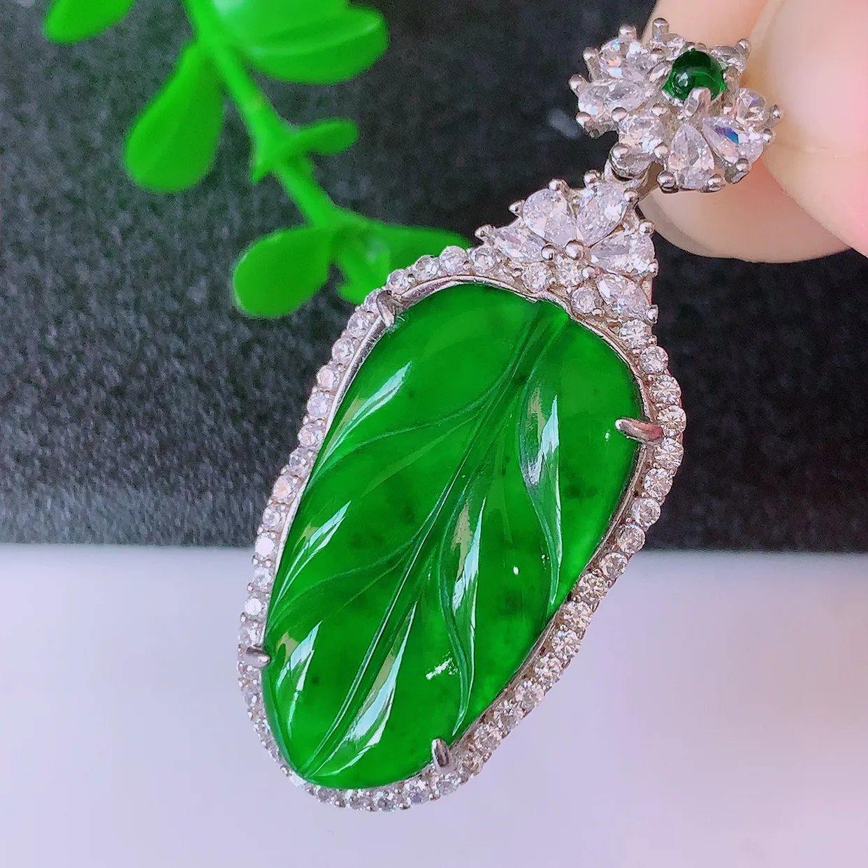 冰透满绿翡翠925银镶嵌叶子吊坠，自然光实拍，翠色灵动，颜色漂亮，种老水足，品相佳，佩戴佳品！#97.27整体39.5-16.5*7裸裸23.8*13.5