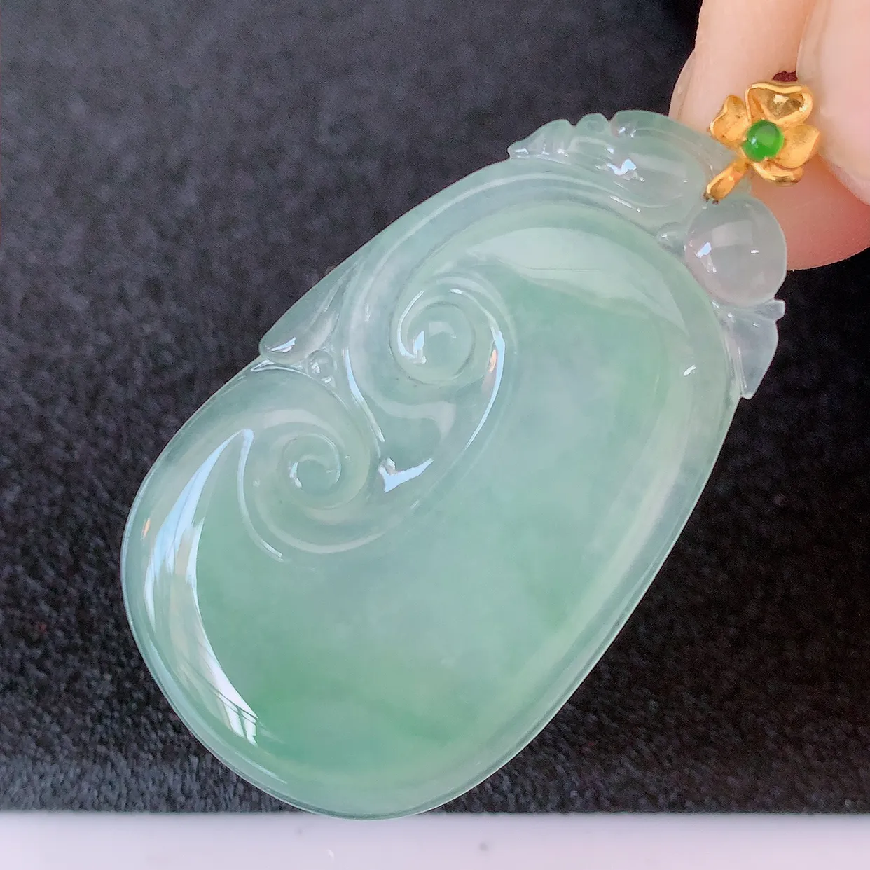 18K金镶嵌冰种飘花翡翠如意吊坠，简单的镶嵌设计、让玉坠百搭又精致，寓意着吉祥，事事如意！#41.27整体43.5裸裸38.5-23.5-3.8