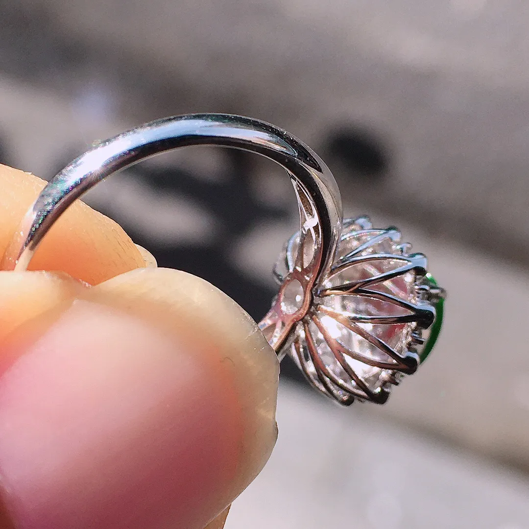 阳绿葫芦戒指，色泽均匀艳丽，玉质细腻，荧光感超
强，饱满圆润，尽显优雅气质，18k
金豪华镶嵌