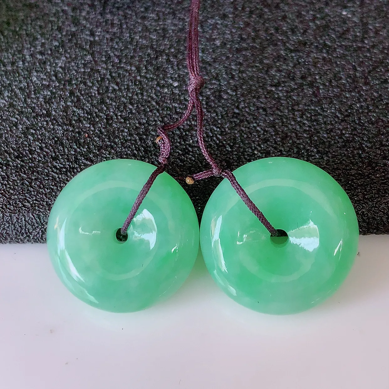 自然光实拍，满绿翡翠一对平安扣耳坠，翠色灵动，玉质细腻，颜色漂亮，品相佳，佩戴佳品！配图银线 #49