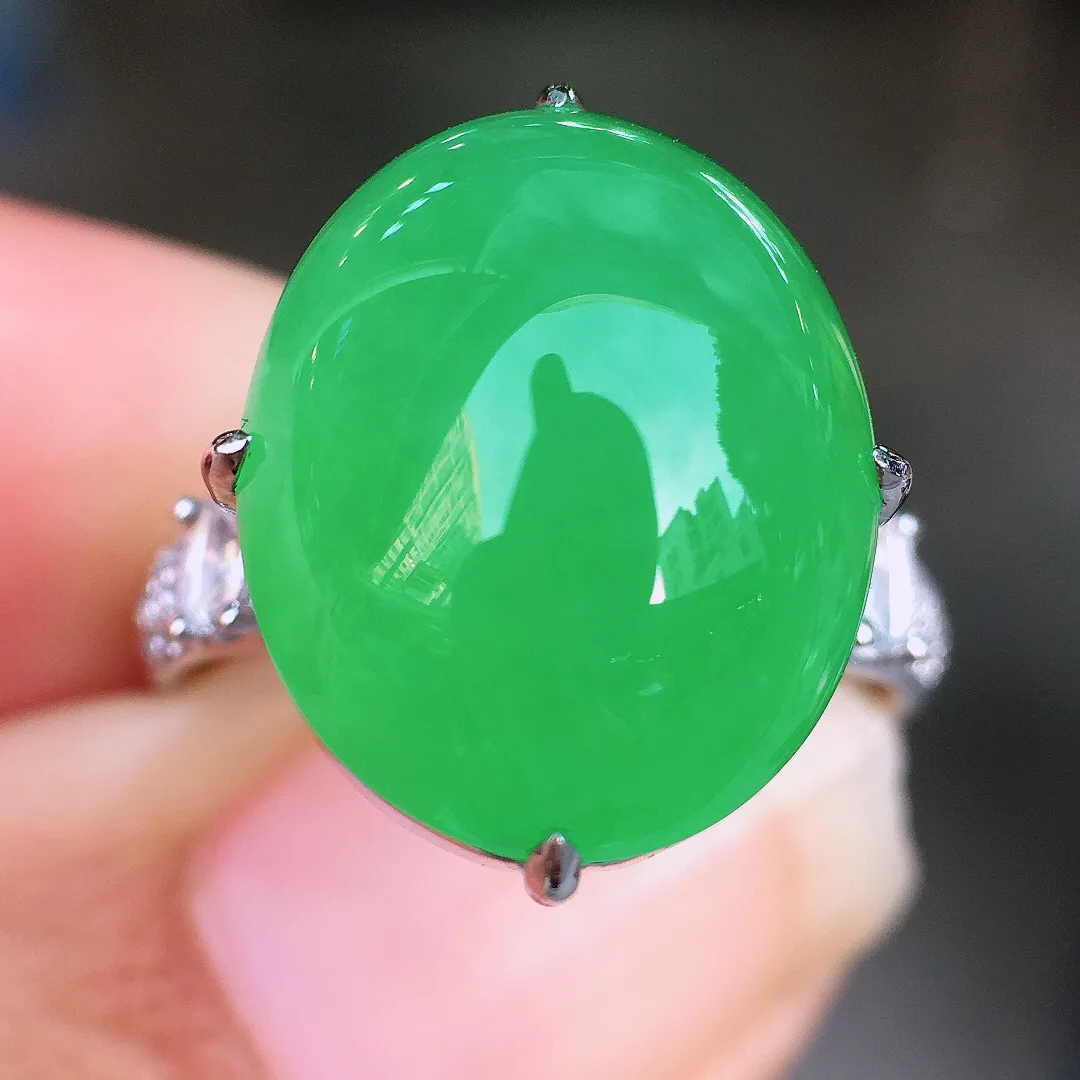 阳绿蛋面戒指，色泽均匀艳丽，玉质细腻，荧光感超
强，饱满圆润，尽显优雅气质，18k
金豪华镶嵌