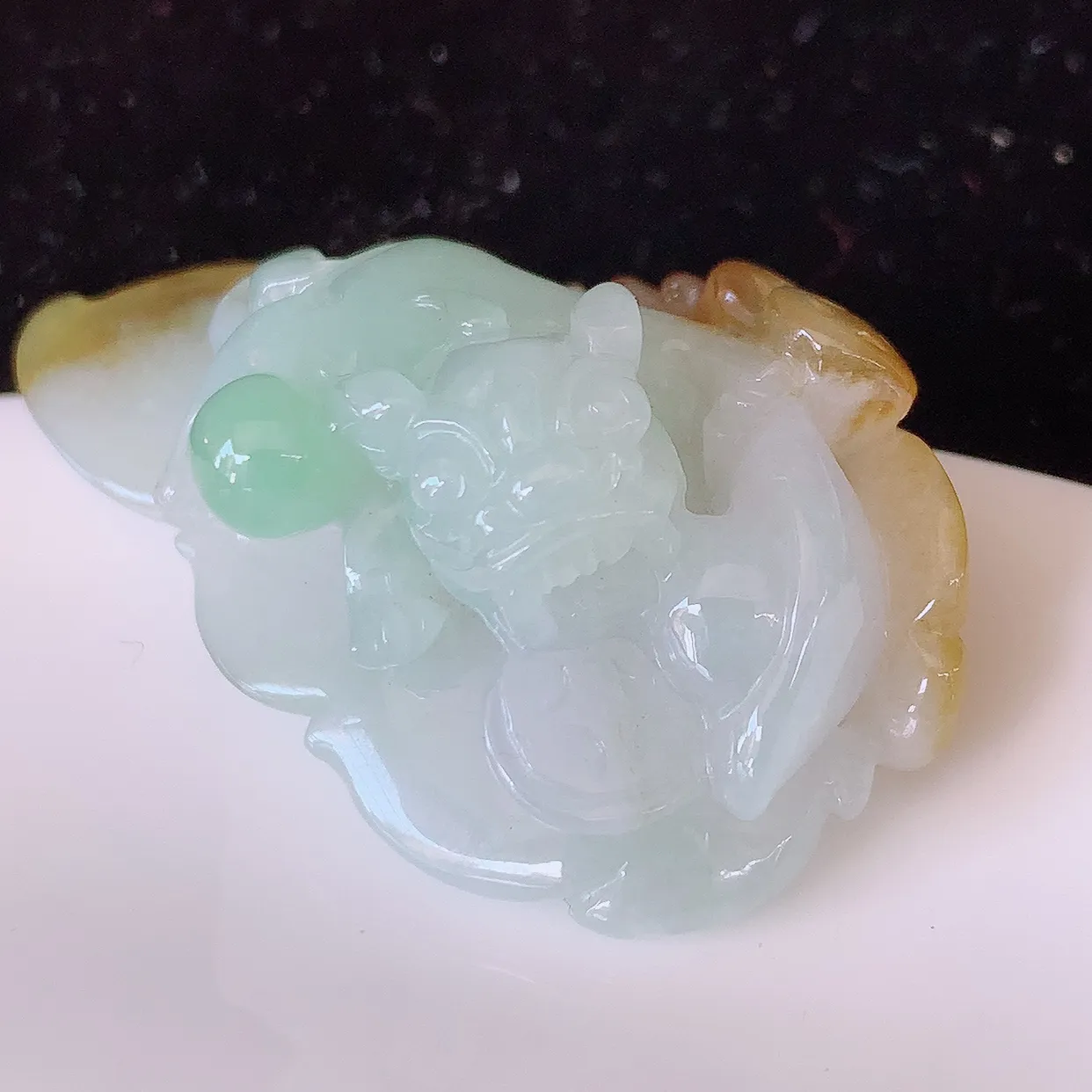 自然光实拍，冰润黄加绿翡翠招财貔貅吊坠，民间有“一摸貔貅运程旺盛，再摸貔貅财运滚滚，三摸貔貅平步青云 ”的美好祝愿。#81.25