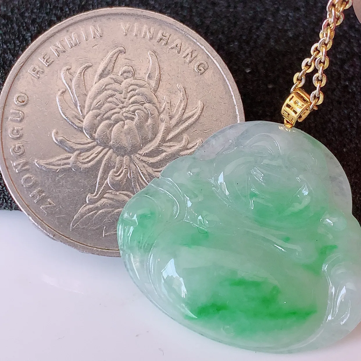 18K金镶嵌冰润飘绿翡翠佛公吊坠，玉质细腻，时‮大尚‬方，款式经典，佩戴优雅高贵上档次！#42.27