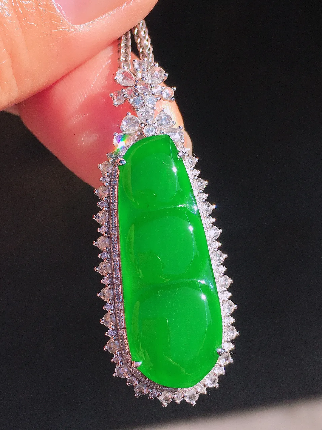 阳绿福豆吊坠，色泽均匀艳丽，玉质细腻，荧光感超
强，饱满圆润，尽显优雅气质，18k
金豪华镶嵌