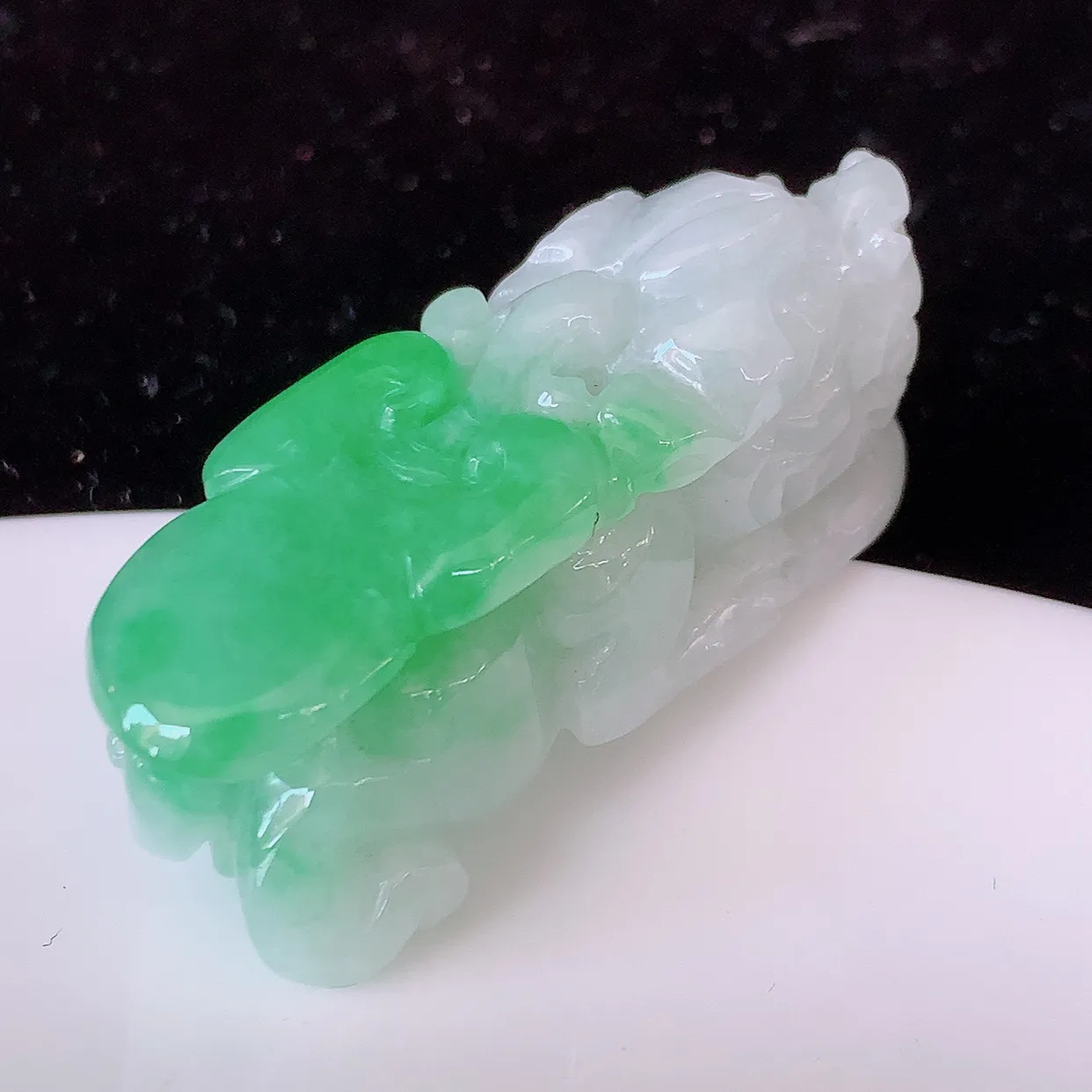 自然光实拍，水润飘绿招财貔貅吊坠，民间有“一摸貔貅运程旺盛，再摸貔貅财运滚滚，三摸貔貅平步青云 ”的美好祝愿。#81.25