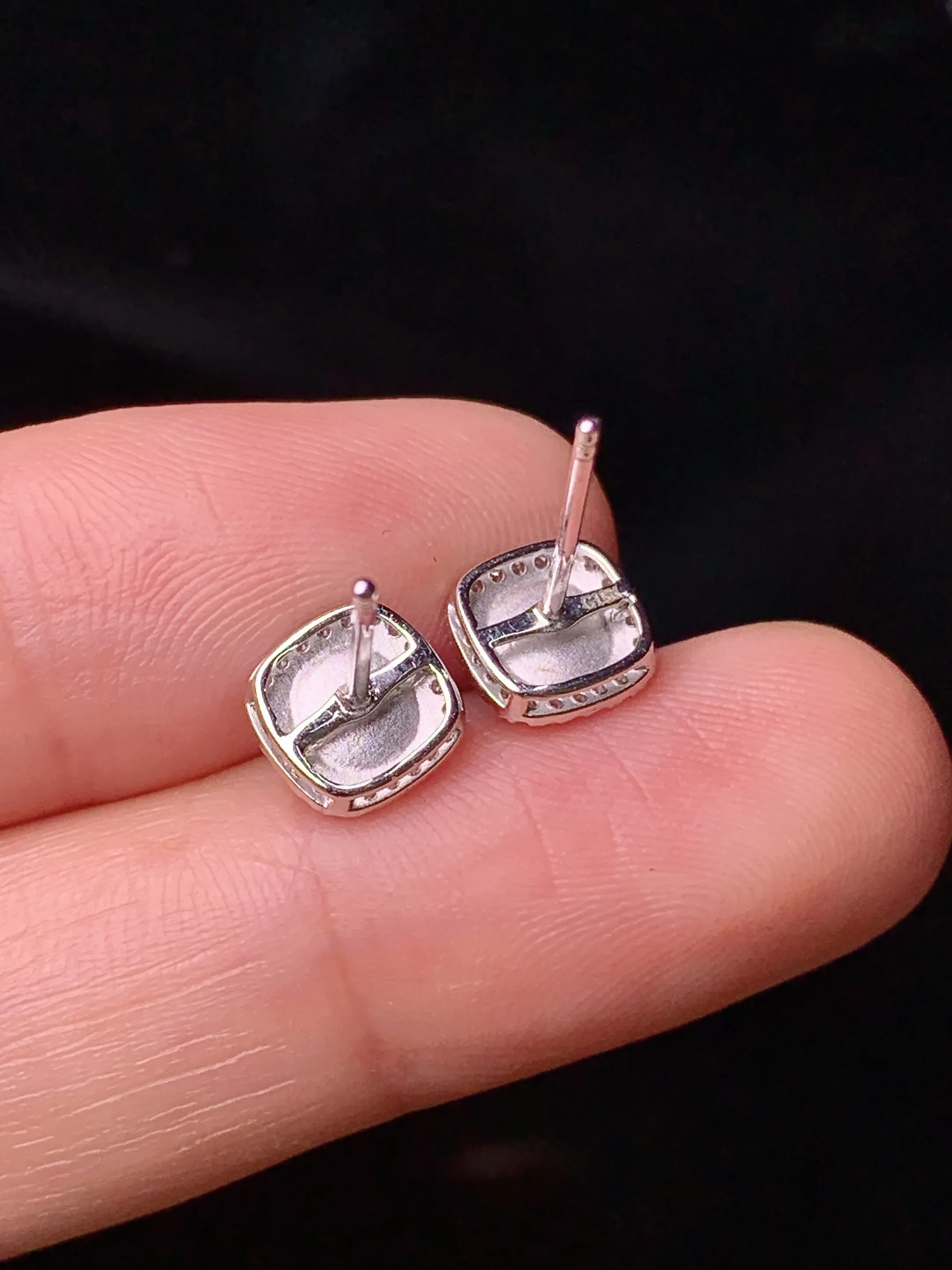 18k金钻镶嵌冰种蛋面耳钉 玉质细腻 色泽艳丽清新 整体尺寸7*4