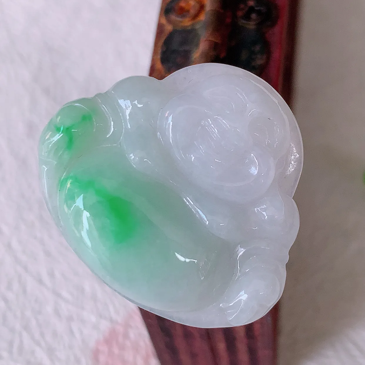 自然光实拍，冰润飘绿翡翠佛公吊坠，笑口常开，佛公在心中，一生平安幸福，佛公翠色迷人，佩戴佳品！#57.27