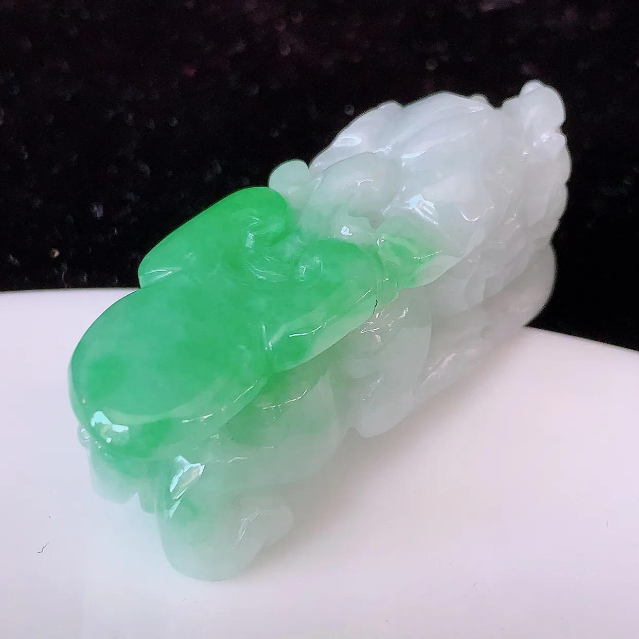 自然光实拍，水润飘绿招财貔貅吊坠，民间有“一摸貔貅运程旺盛，再摸貔貅财运滚滚，三摸貔貅平步青云 ”的美好祝愿。#81.25