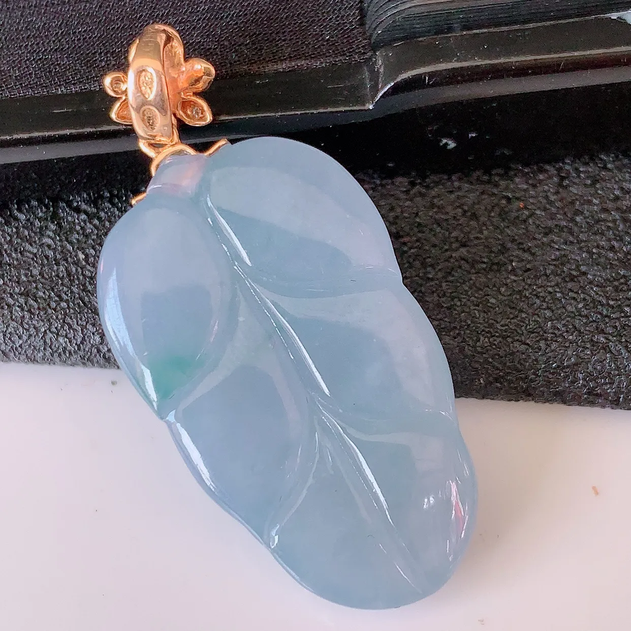 自然光实拍，18K金镶嵌紫罗兰翡翠叶子吊坠，寓意“大业有成，一夜成名，金枝玉叶”水润叶子，翡翠叶子，清秀高雅，性价比超值！#00.25整体35.5裸石27.5*16.5*5.5