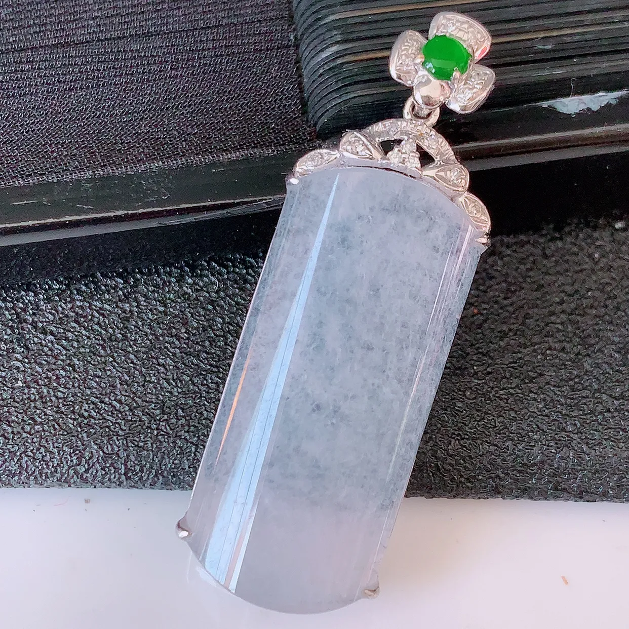 自然光实拍，18K金镶嵌冰种翡翠平安无事牌吊坠，翡翠无事牌，平平安安，无事牌翠色灵动，佩戴平安时尚！#00.25整体35.5-12.5-5.5裸石25.5*11.5