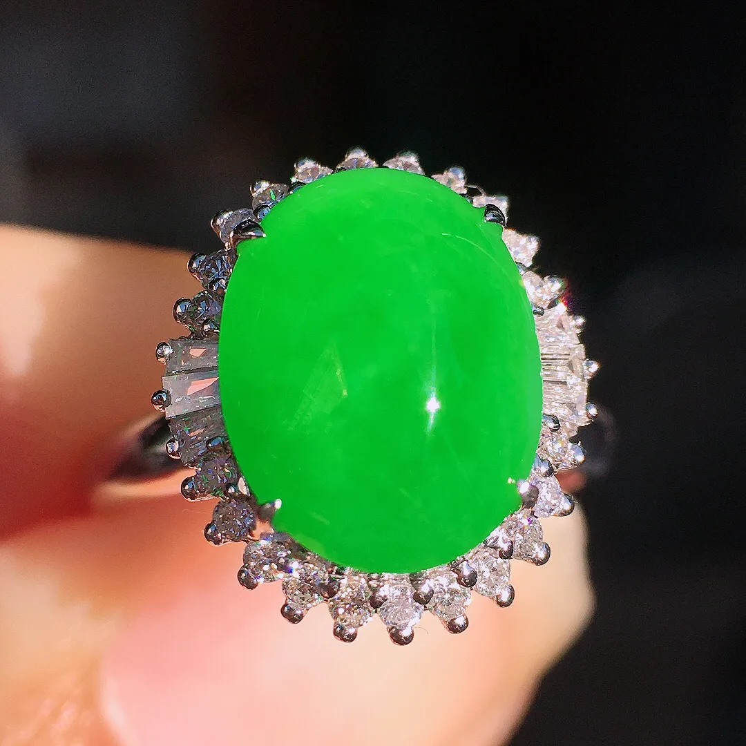 阳绿蛋面戒指，色泽均匀艳丽，玉质细腻，荧光感超
强，饱满圆润，尽显优雅气质，18k
金豪华镶嵌