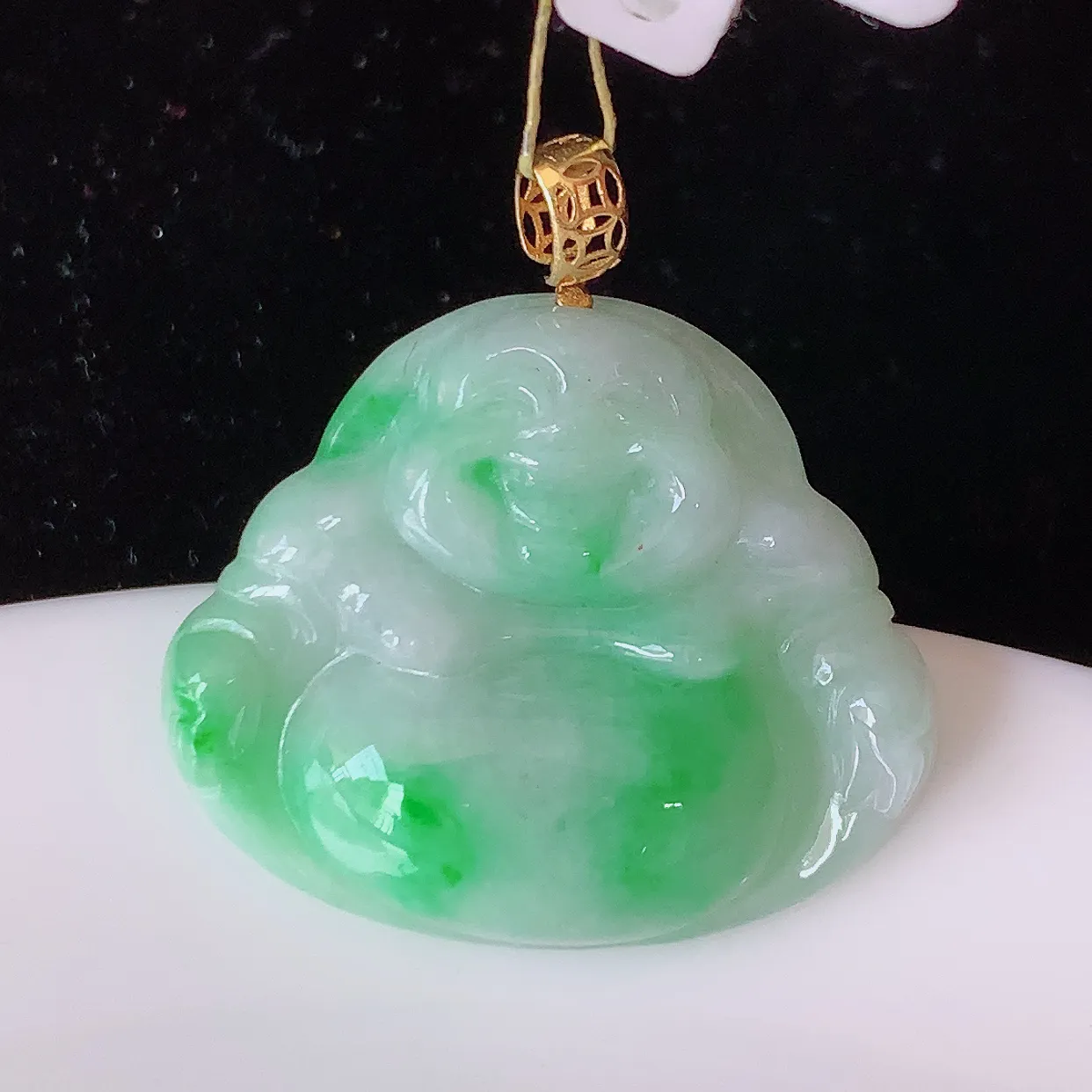 18k金镶嵌飘绿佛公翡翠吊坠，沁人心脾，精致典雅的设计，为佩戴者，增添色彩，送礼自留都是佳品选择！#35.27