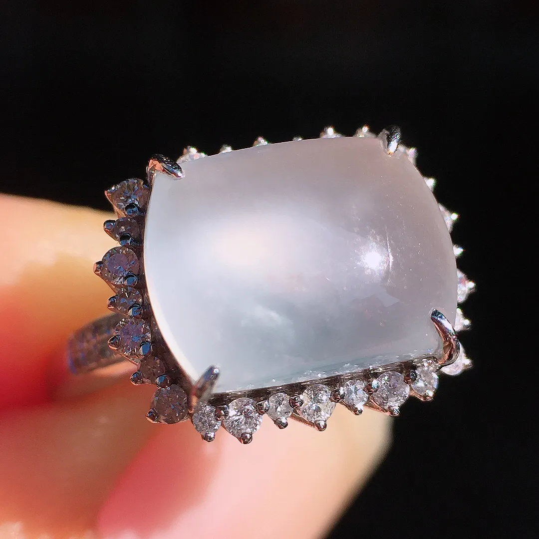 冰种马鞍戒指，玉质细腻，荧光感超
强，饱满圆润，尽显优雅气质，18k
金豪华镶嵌