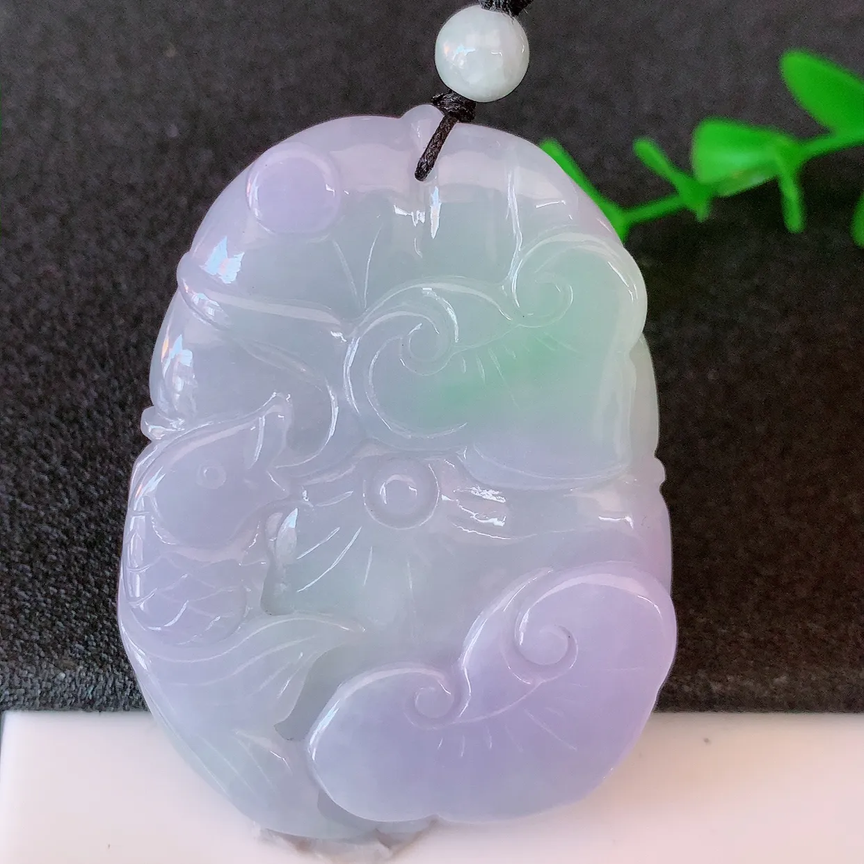 自然光实拍，冰润春带彩翡翠年年有余，自由自在玉吊坠，寓意财源广进，雕工婉约，栩栩如生，佩戴优雅迷人！