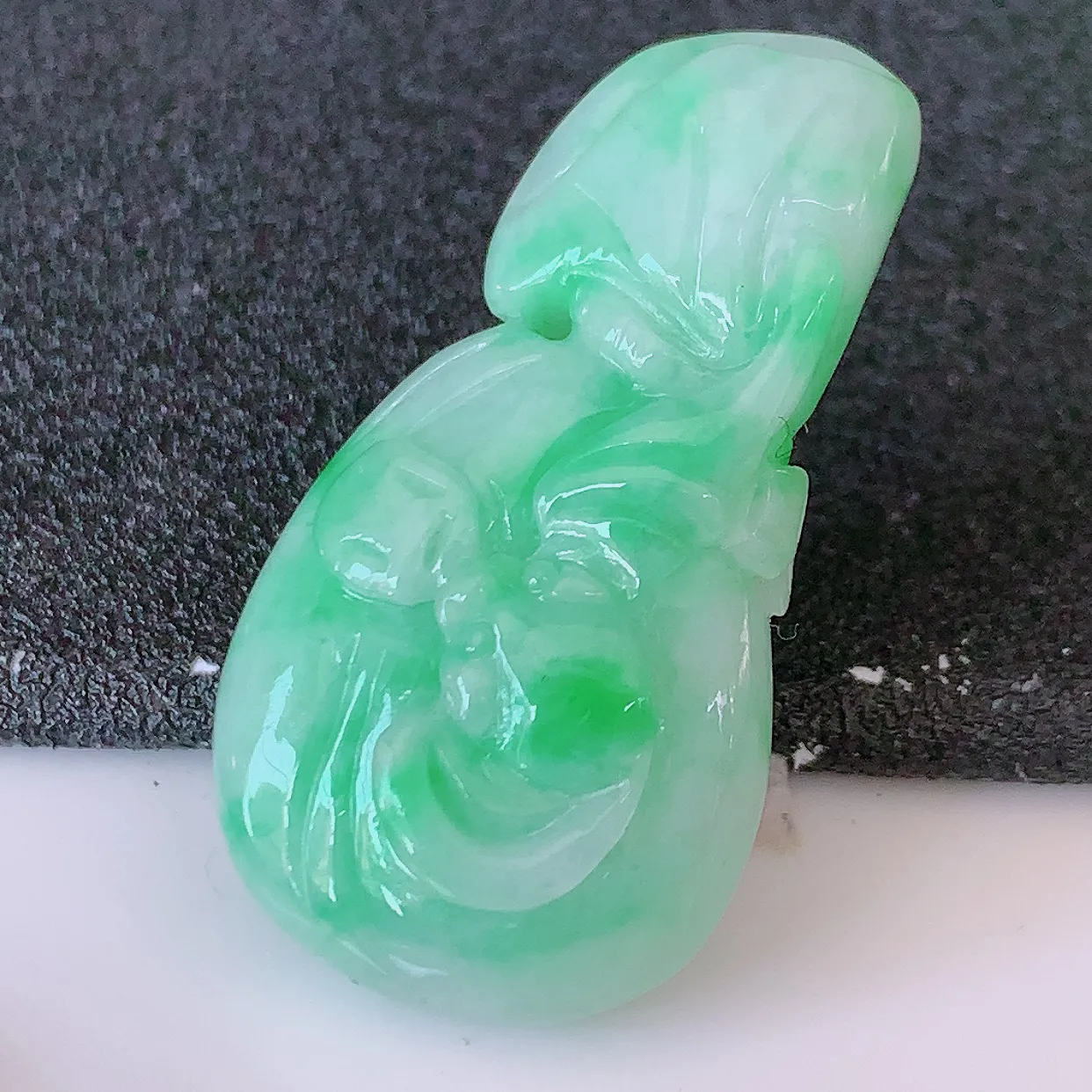 自然光实拍，冰润飘绿招财钱袋子吊坠，寓意“代代有福，代代有财，腰缠万贯”玉质细腻，佩戴效果佳！#05.25