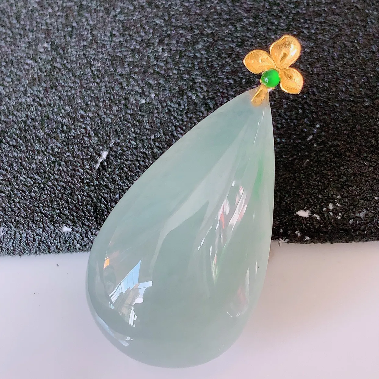 18K金镶嵌冰种飘绿翡翠水滴吊坠，品相佳，颜色漂亮，佩戴时尚优雅，尽显气质。水滴寓意“水滴聚财，坚持不懈，如水爱心” #94.27