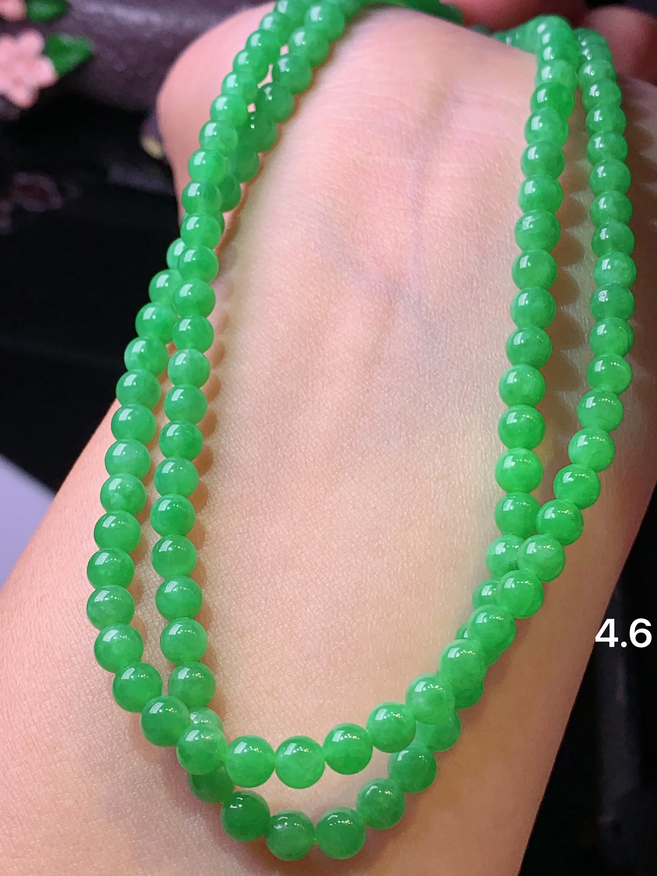 翠绿圆珠项链 玉质细腻 色泽艳丽清新 整体尺寸4.6