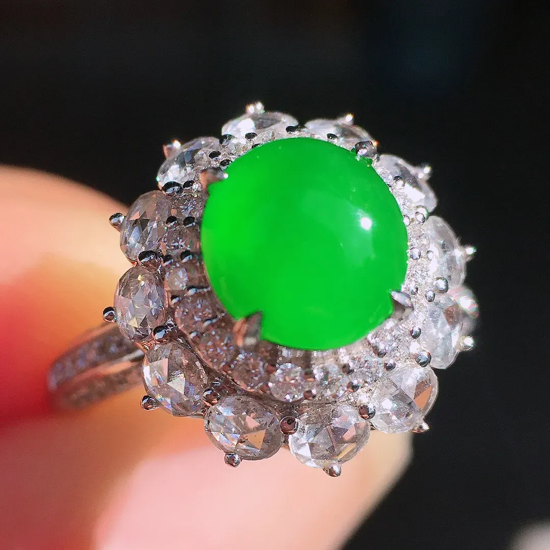 阳绿蛋面戒指，色泽均匀艳丽，玉质细腻，荧光感超
强，饱满圆润，尽显优雅气质，18k
金豪华镶嵌