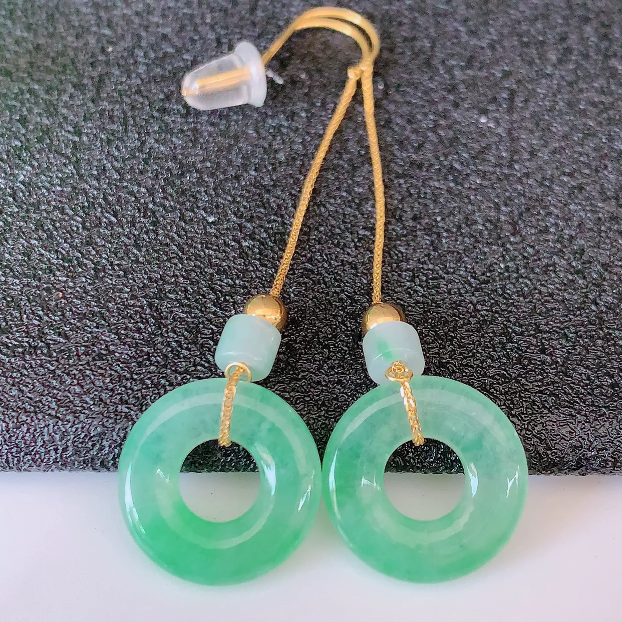 18k金镶嵌冰种飘绿翡翠平安扣耳坠，沁人心脾，耳坠佩戴效果大气出众，尽显气质。种水好，胶感足，颜相当漂亮，高性价比，值得入手品鉴！#41.25整体48裸石12.6-2.5