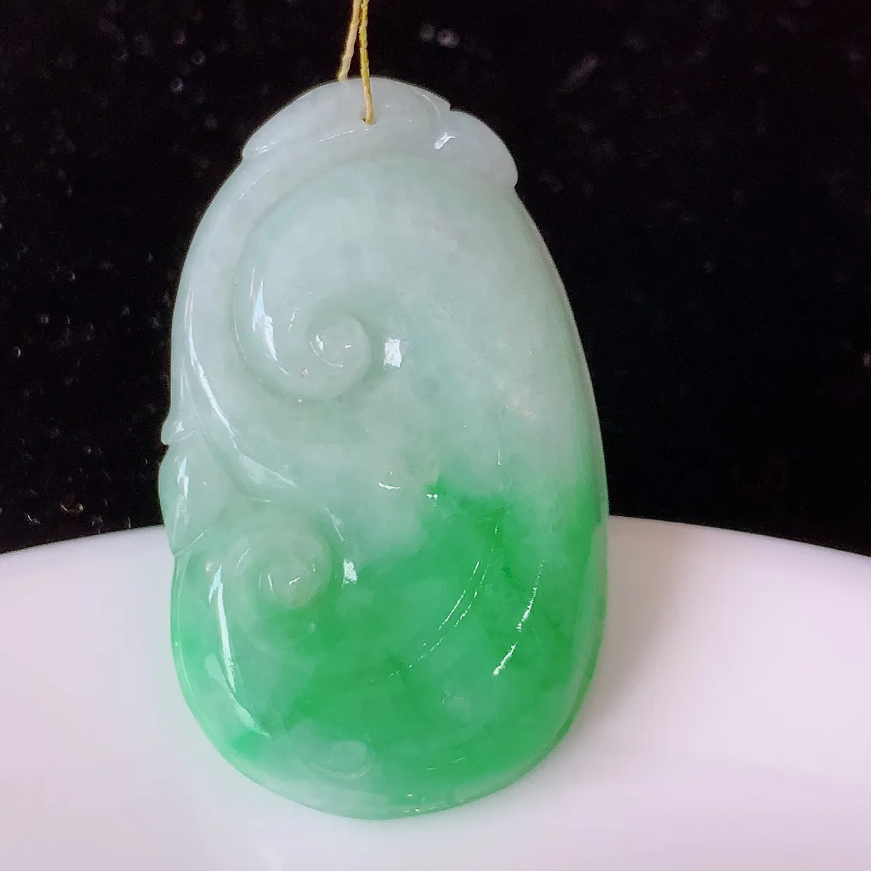 自然光实拍，冰润飘绿翡翠如意吊坠，上身效果非常美，饱满大气，工艺美，万事如意，如意一生，#35.27