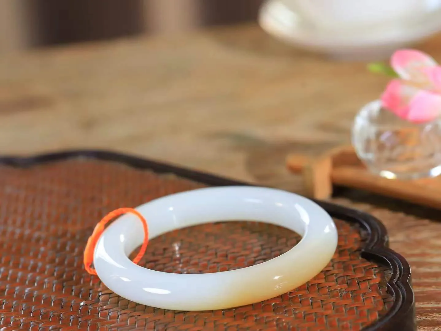 （柔情似水.手镯）

收藏级和田玉糖白玉手镯，玉质温润细腻，镯型饱满圆润，优雅知性，姽婳于幽静兮，