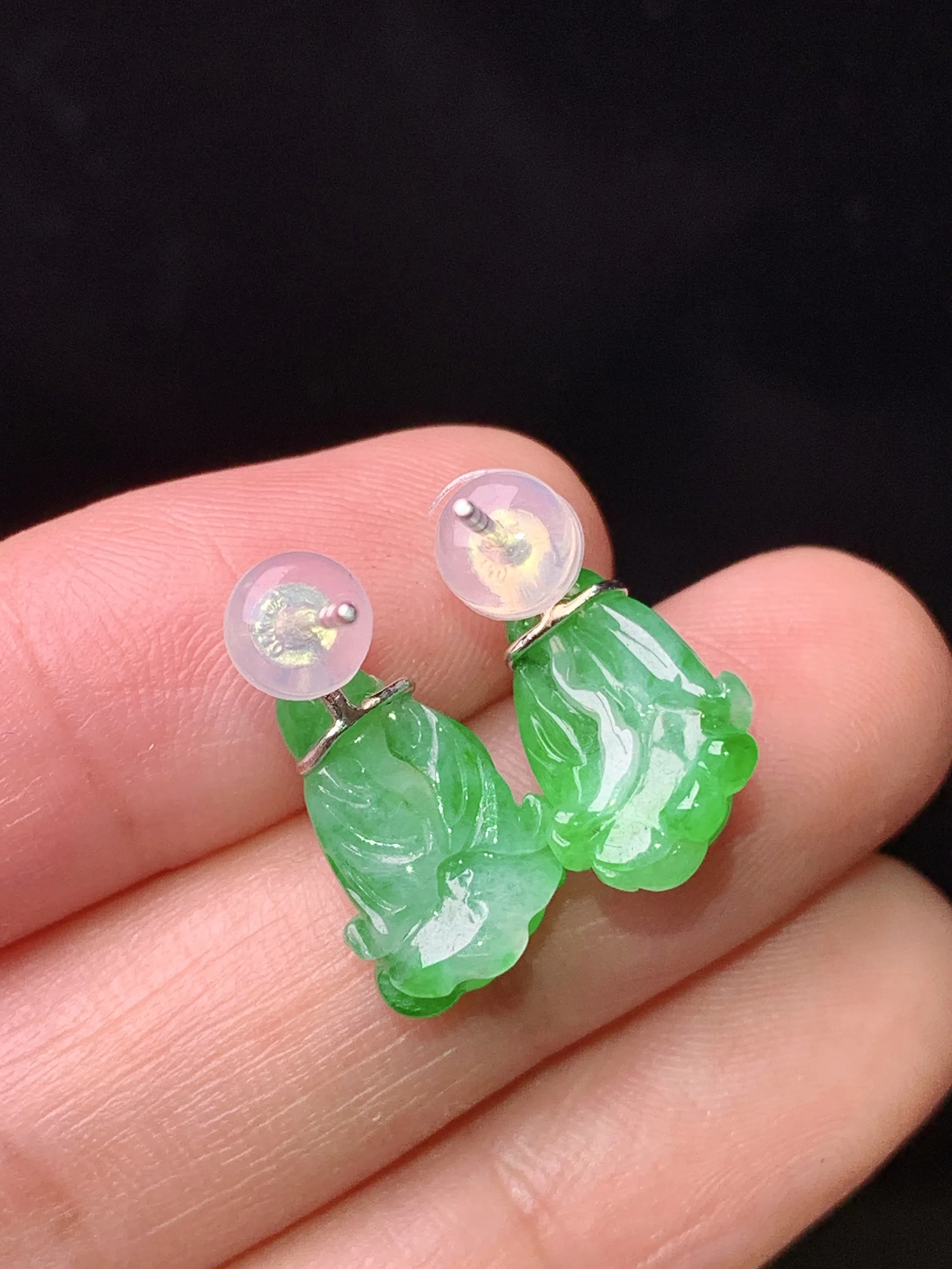 18k金钻镶嵌翠绿白菜耳钉 玉质细腻 色泽艳丽清新 整体尺寸13*9.3*4.5