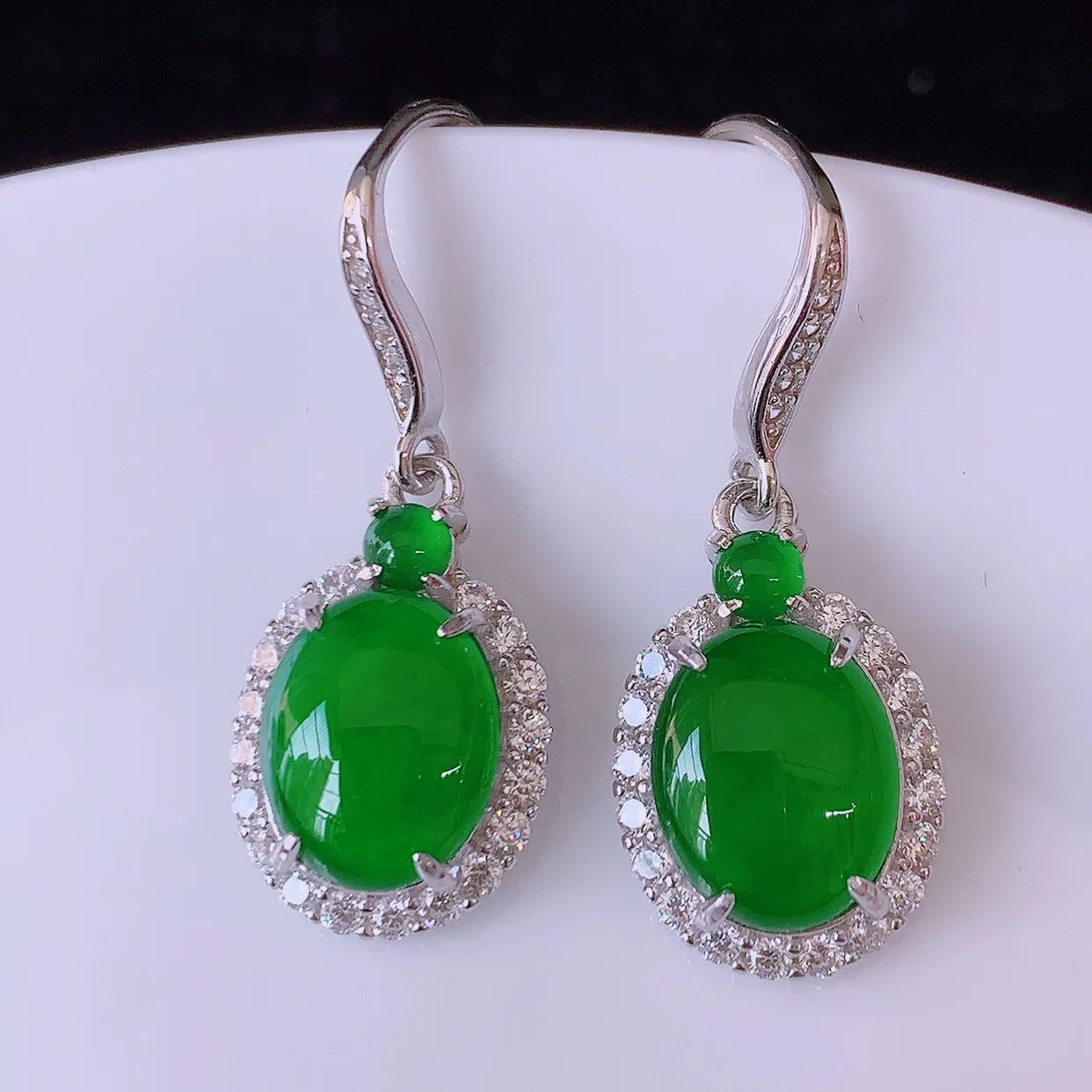 冰透满绿翡翠925银镶嵌耳坠，自然光实拍，翠色灵动，颜色漂亮，种老水足，品相佳，佩戴佳品！#97.2