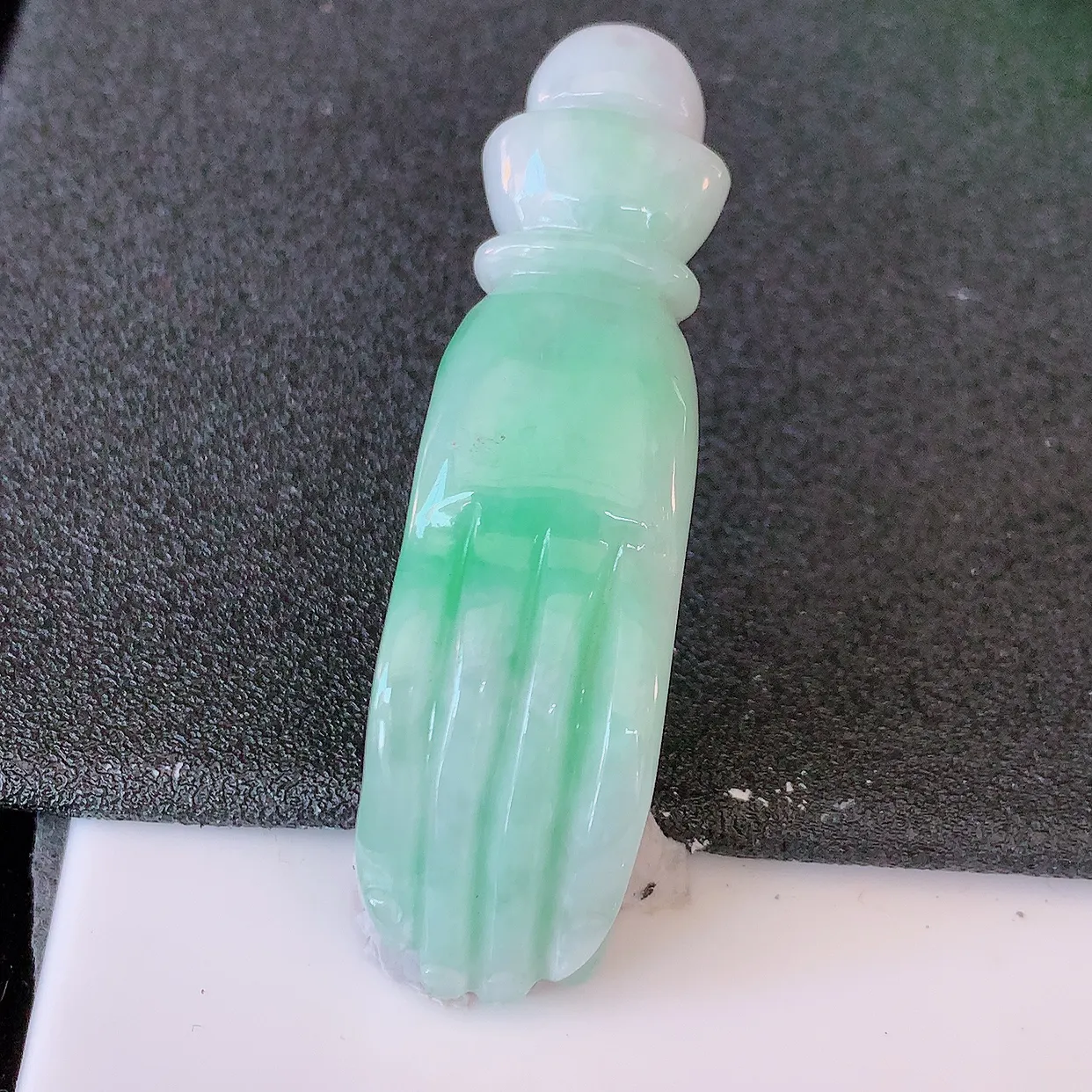 自然光实拍，冰润飘绿翡翠掌上明珠吊坠，种老水足，雕工精湛 ，寓意美好，佩戴时尚出众！#46.25