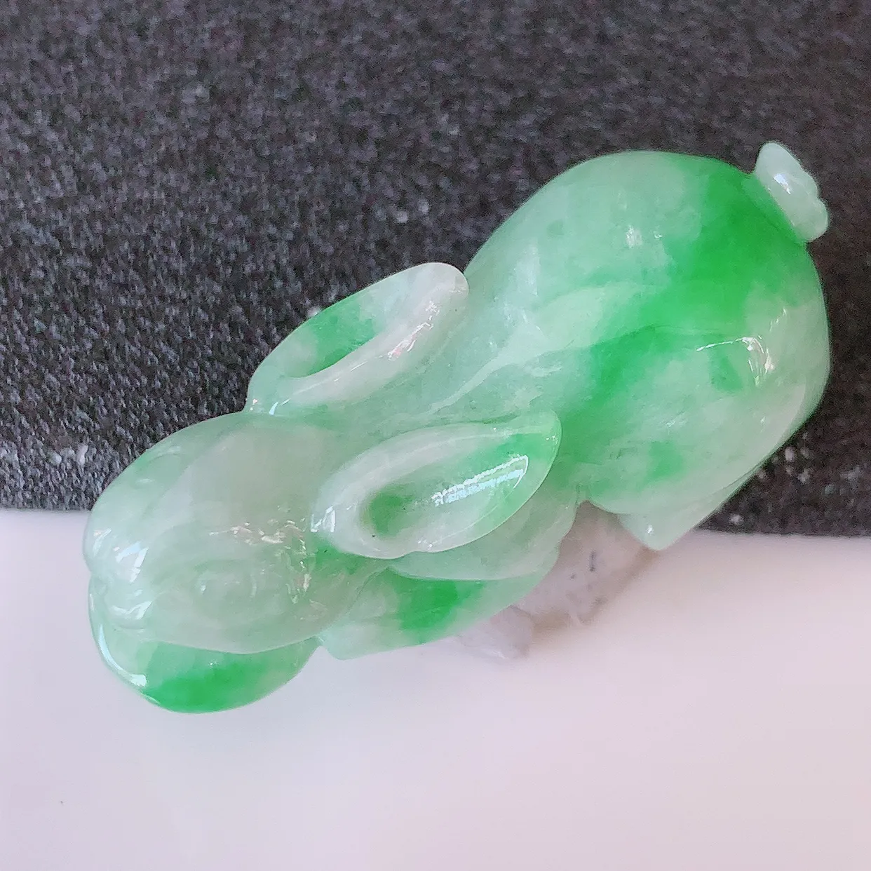 自然光实拍，冰润飘绿翡翠生肖兔吊坠，翠色灵动，种老水足，寓意好，品相佳，佩戴佳品！#87.27