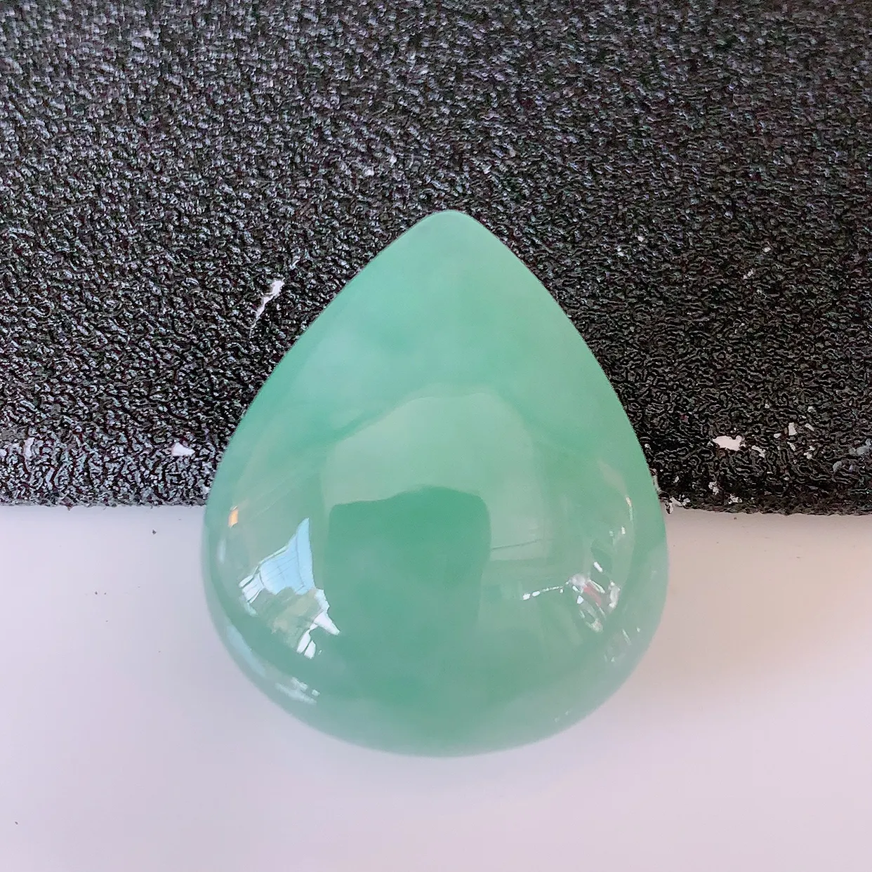 冰种飘花翡翠水滴蛋面，品相佳，颜色漂亮，佩戴时尚优雅，尽显气质。水滴寓意“水滴聚财，坚持不懈，如水爱心” #94.27