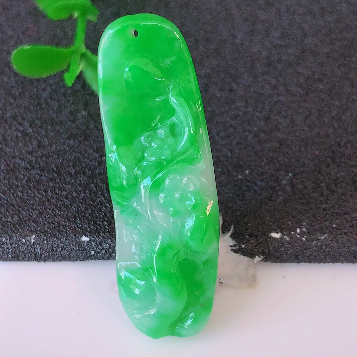 自然光实拍，冰润飘阳绿翡翠梅花吊坠，种老水足，雕工精湛 ，寓意美好，佩戴时尚出众！#57.25