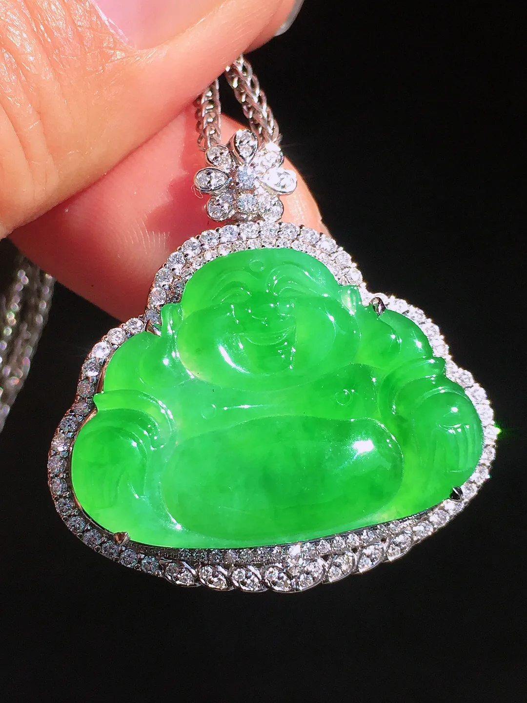 阳绿佛公吊坠，色泽均匀艳丽，玉质细腻，荧光感超
强，饱满圆润，尽显优雅气质，18k
金豪华镶嵌