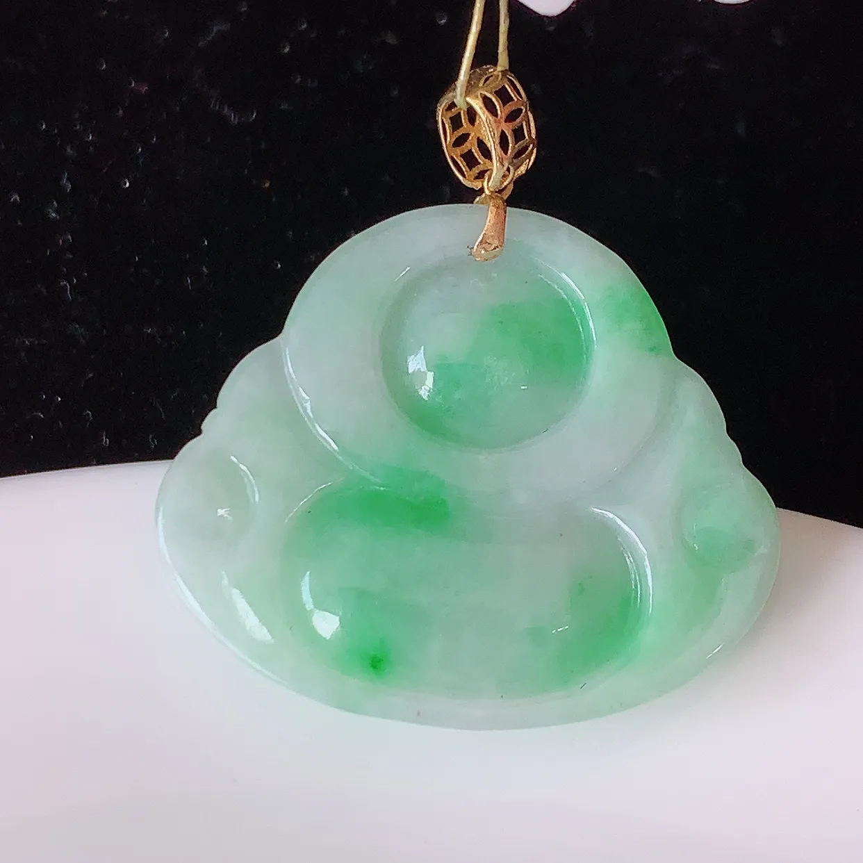 18k金镶嵌飘绿佛公翡翠吊坠，沁人心脾，精致典雅的设计，为佩戴者，增添色彩，送礼自留都是佳品选择！#35.27