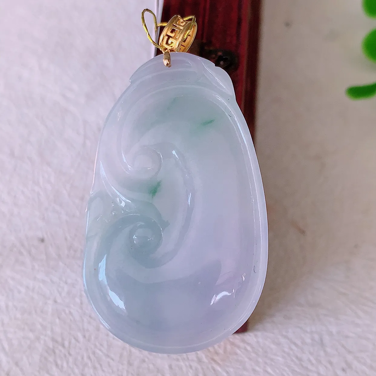 18k金镶嵌冰润春带彩翡翠如意吊坠，沁人心脾，精致典雅的设计，为佩戴者，增添色彩，送礼自留都是佳品选择！#35.25整体44.2裸裸38.5*23*5.6