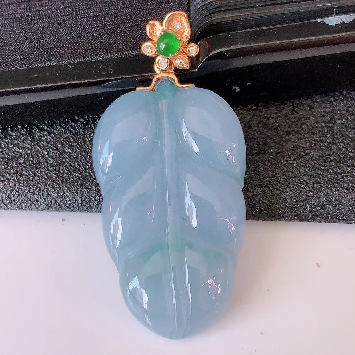 自然光实拍，18K金镶嵌紫罗兰翡翠叶子吊坠，寓意“大业有成，一夜成名，金枝玉叶”水润叶子，翡翠叶子，清秀高雅，性价比超值！#00.25整体35.5裸石27.5*16.5*5.5