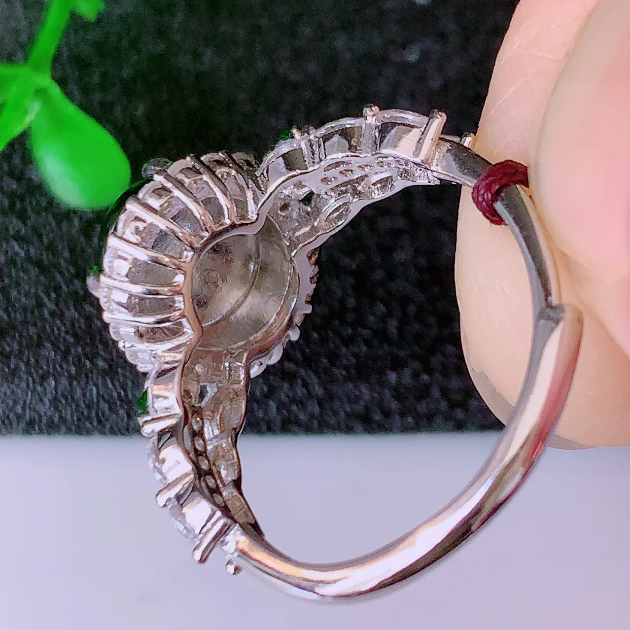 冰透满绿翡翠925银镶嵌戒指，自然光实拍，翠色灵动，颜色漂亮，种老水足，品相佳，佩戴佳品！#97.27（圈口可调大小）整体25.5*18*7.2裸裸10*7.8