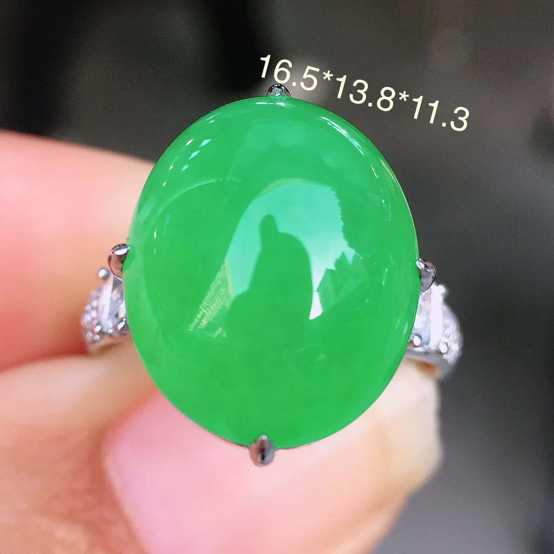 阳绿蛋面戒指，色泽均匀艳丽，玉质细腻，荧光感超
强，饱满圆润，尽显优雅气质，18k
金豪华镶嵌