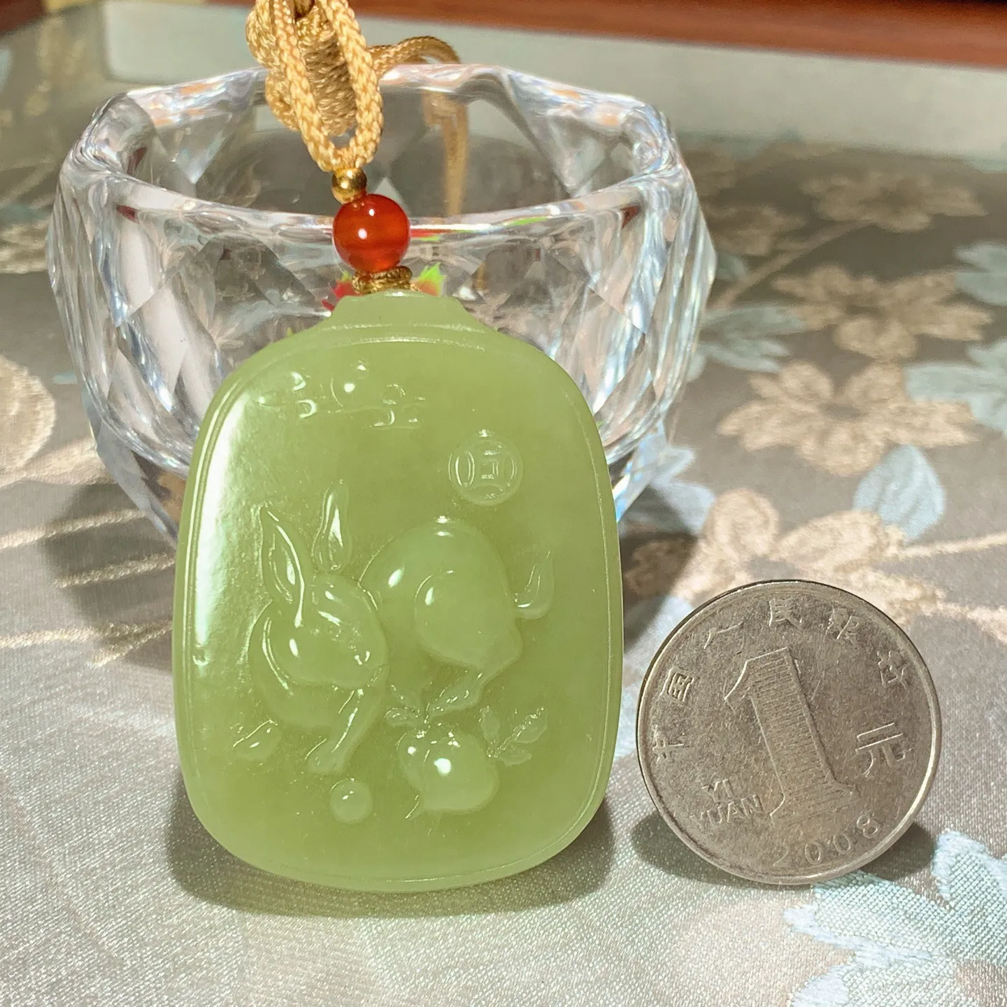 新疆若羌黄口料前途无量兔子牌子挂件。尺寸48/36/13重47克。玉质细腻油润。手推出油。佩戴高端典雅。lt251127