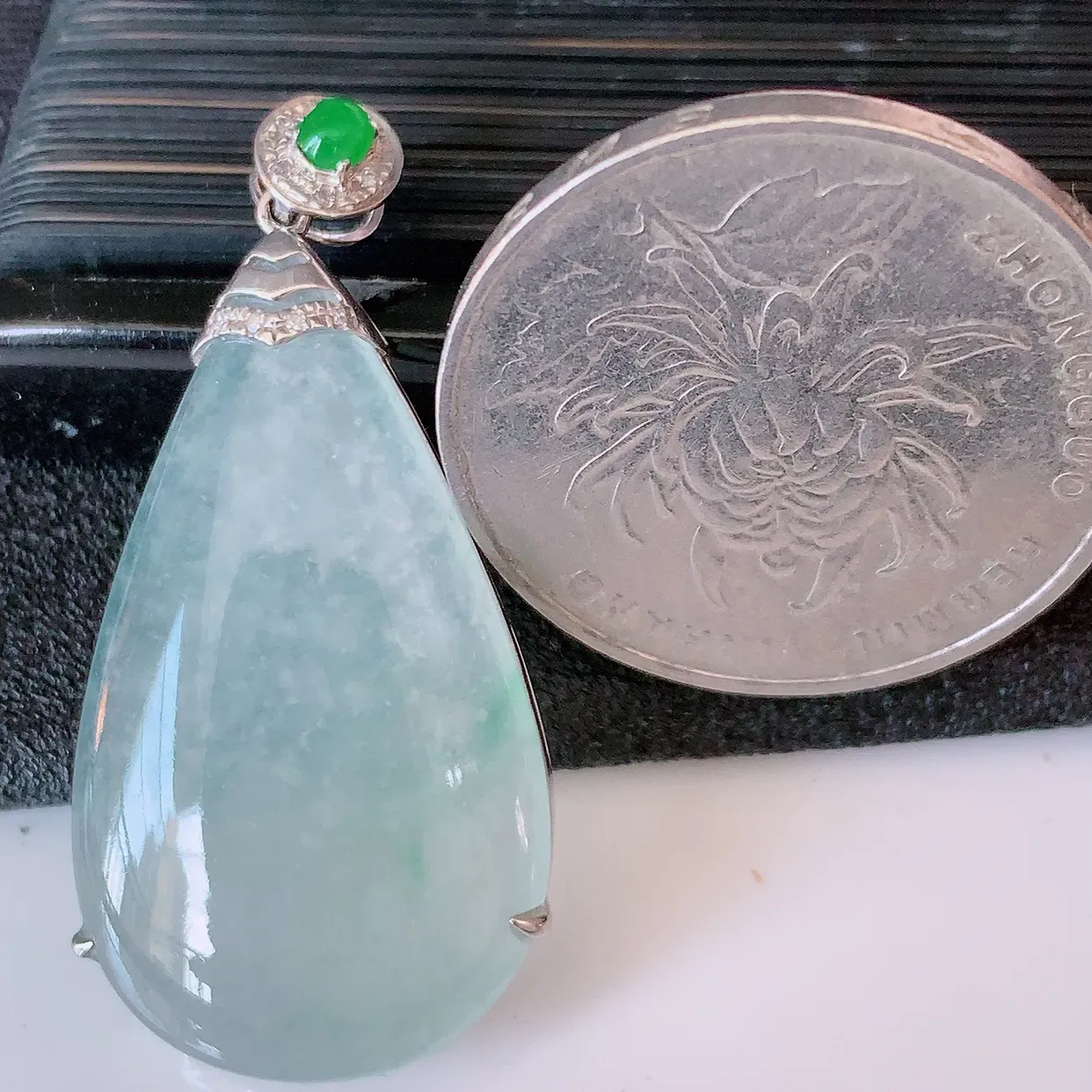 自然光实拍，18K金镶嵌冰种翡翠水滴吊坠，品相佳，颜色漂亮，佩戴时尚优雅，尽显气质。水滴寓意“水滴聚财，坚持不懈，如水爱心” #00.25整体37.5*18*6.2裸石29.5*18